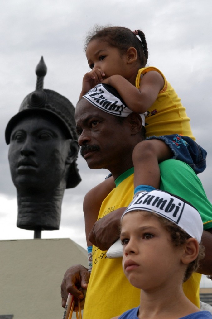 Brazilians in front of statue of the fugitive slave resistance leader Zumbi dos Palmares, in Rio de Janeiro, who led a rebellion against the European colonizers slavery system during the colonial period. Zumbi's death is commemorated today in Brazil as the Day of Black Consciousness. EFE/Marcelo Sayão